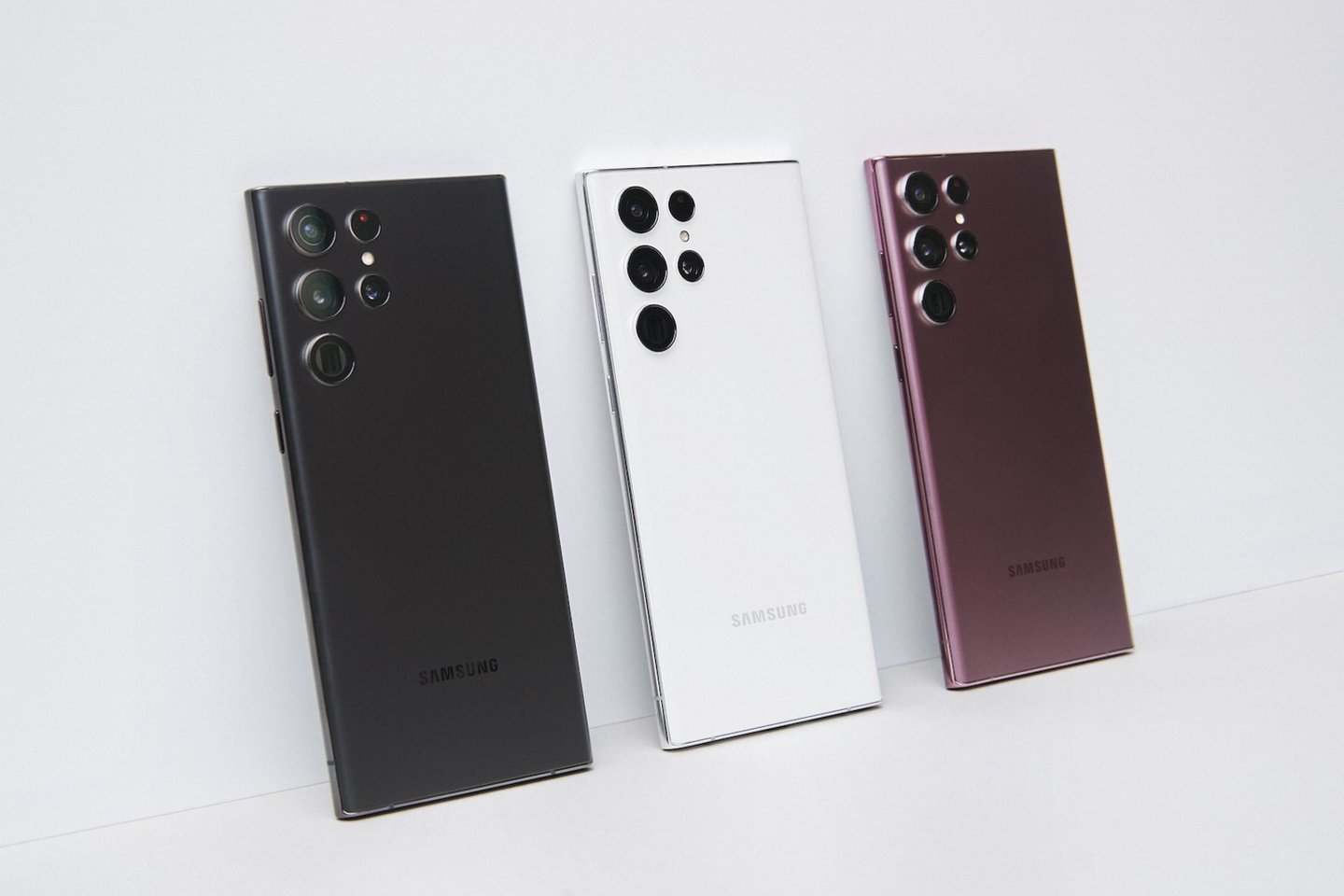  Didelė galia, kamera, įveikianti tamsą, ir ištverminga baterija – taip „Samsung“ apibūdino vasario 9 dieną pristatytą savo pristatomą naujausią flagmaną „S22 Ultra“.<br> „Samsung“ nuotr.