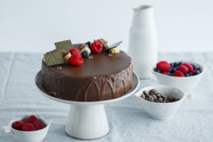 Burnoje tirpstantis šedevras su prancūzišku prieskoniu: „Iki“ pristatė 30-mečiui skirtą tortą