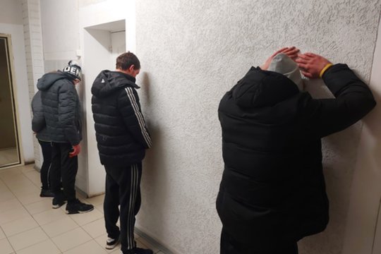 Šiauliuose sulaikyti keturi vyrai bandę nuteistiesiems perduoti uždraustus daiktus