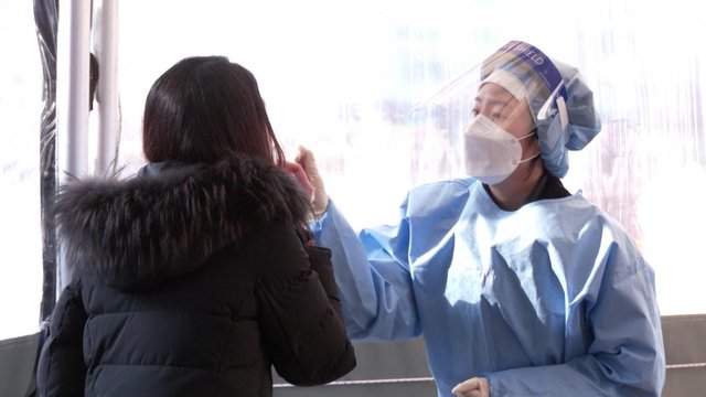 Pietų Korėja siekia atlaisvinti lovas sunkiausiai sergantiems COVID-19: dalis pacientų siunčiami gydytis patys