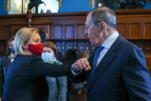 Griežtas Jungtinės Karalystės ministrės pareiškimas Maskvoje: Rusija turi atsisakyti „Šaltojo karo retorikos“