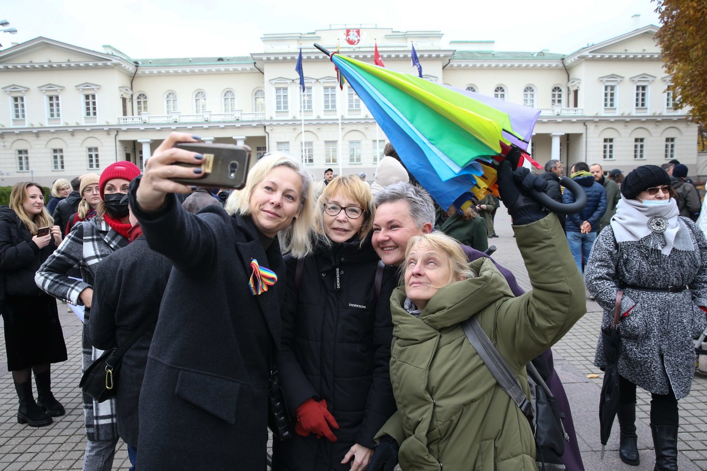 Kai praėjusį rudenį R.Račienė surengė akciją Vilniuje prie Prezidentūros, palaikyti atėjo daug žmonių.<br>R.Danisevičiaus nuotr.
