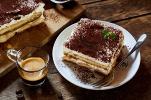 Burnoje tirpstantis tiramisu: kodėl nesutariama dėl jo kilmės ir kaip namuose pasigaminti autentišką variantą