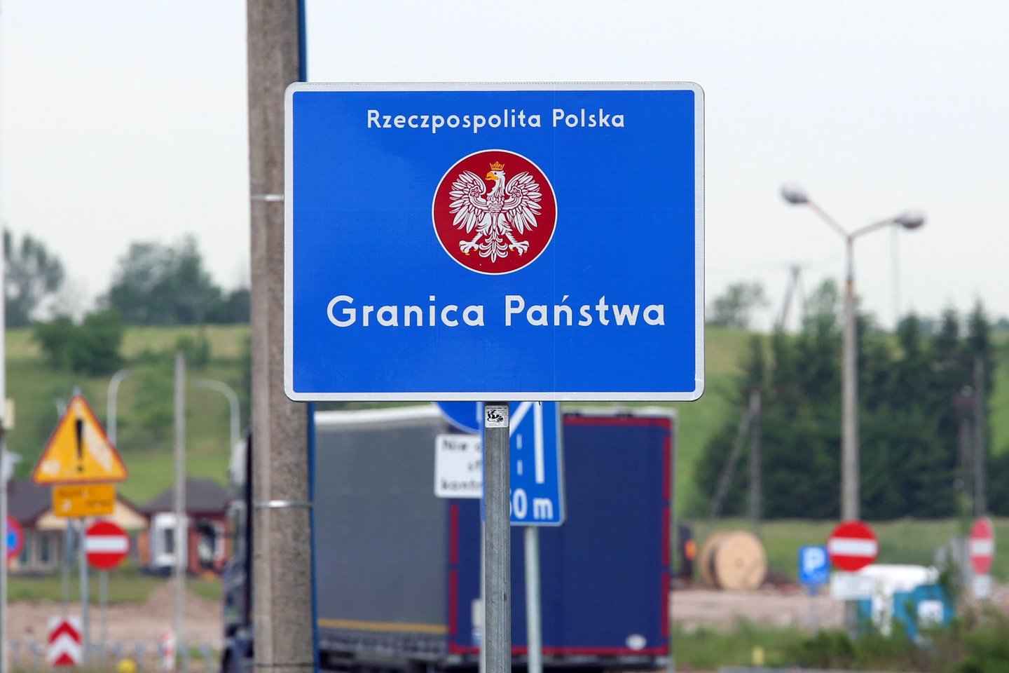 Vilkikai tranzitu kirs Lietuvą, išmes į aplinką teršalus, o degalus pilsis Lenkijoje ir ten mokės mokesčius.<br> M.Patašiaus nuotr. 