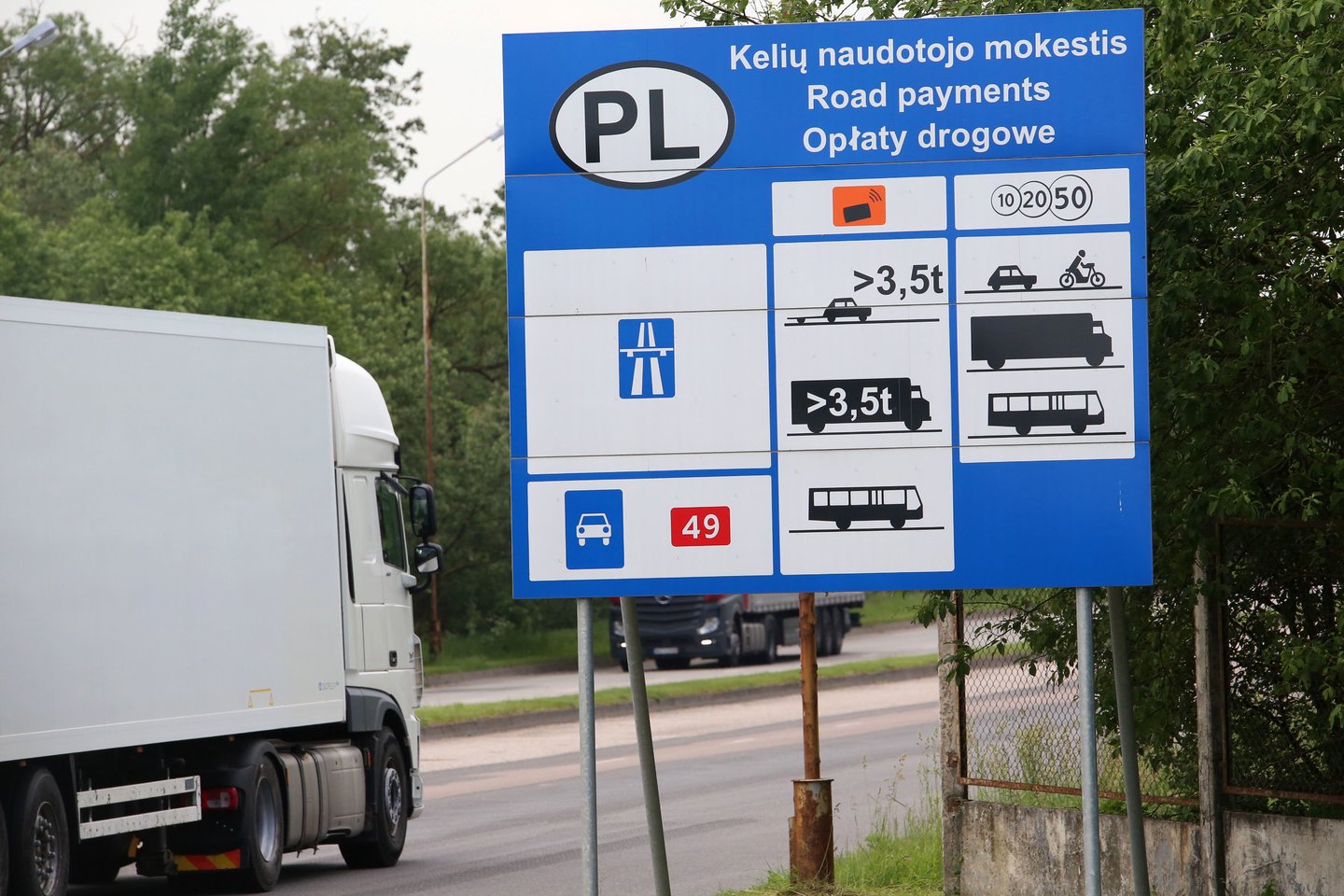 Vilkikai tranzitu kirs Lietuvą, išmes į aplinką teršalus, o degalus pilsis Lenkijoje ir ten mokės mokesčius.<br> M.Patašiaus nuotr. 