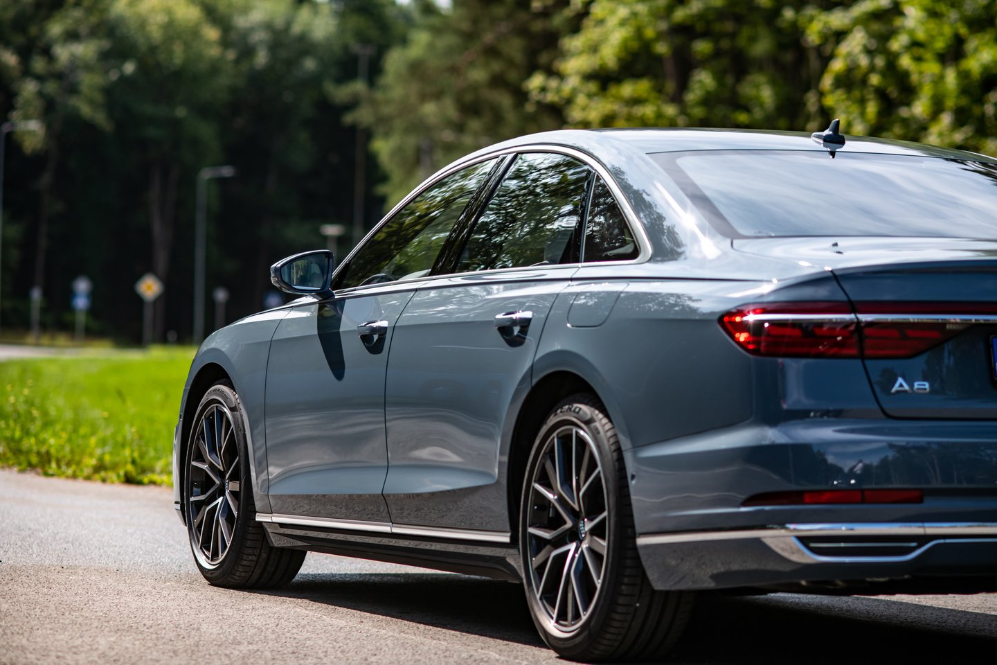 125 tūkst. eurų – tokią sumą teks pakloti už „Audi A8“ trijų litrų sedaną.<br>„Audi“ nuotr.