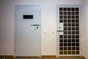 Buvęs Šiaulių kriminalistas kaltę už vairavimą išgėrus išpirks areštinėje