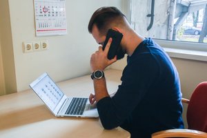 Policija įspėja: sukčiai darosi vis įmantresni ir norėdami apgauti pasitelkia šiuos „triukus“