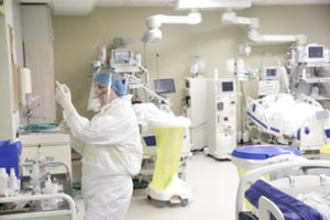 Dalis medikamentų nuo COVID-19 nebeveikia prieš omikron – praneša apie daug vilties teikiančių vaistų pirkimą