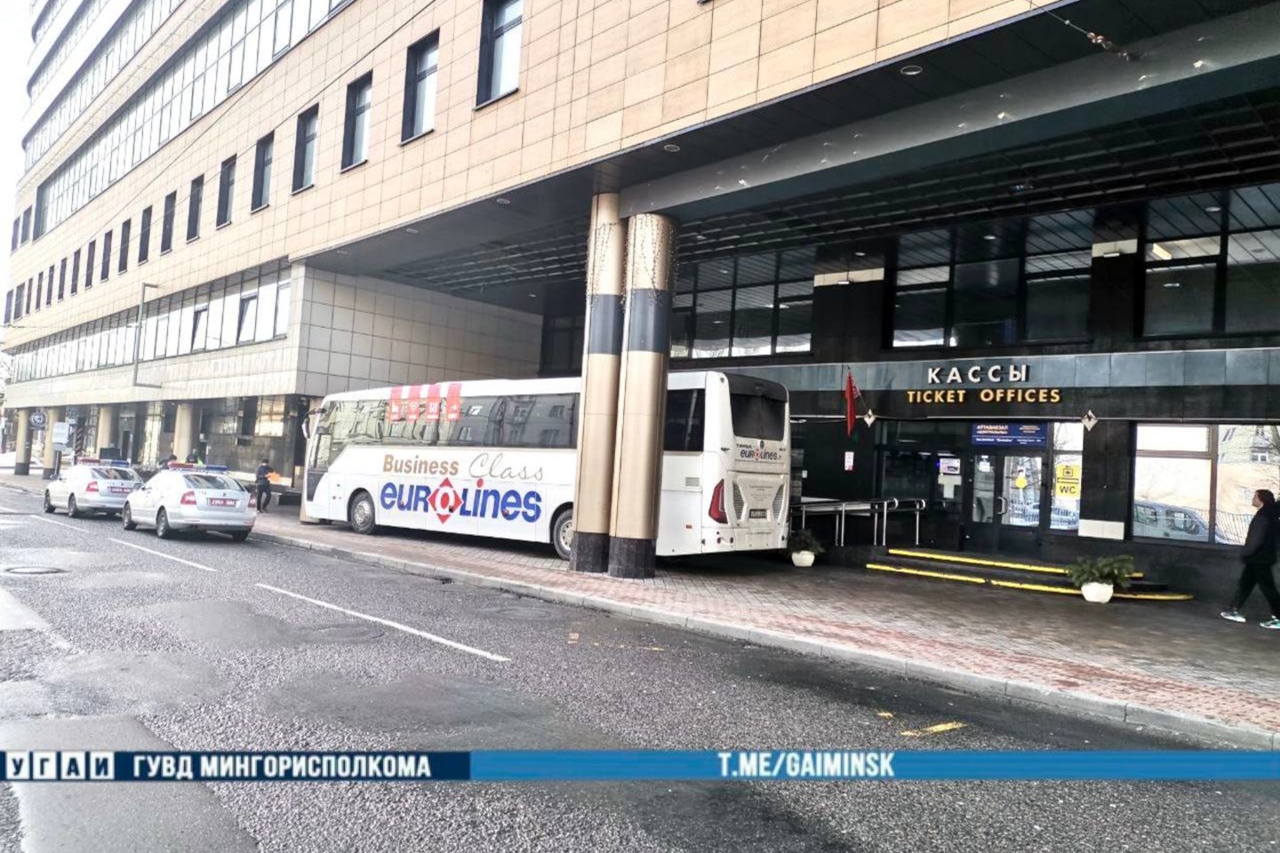  Minske smarkiai apdaužytas į Vilnių turėjęs važiuoti autobusas.<br> Minsko milicijos nuotr.