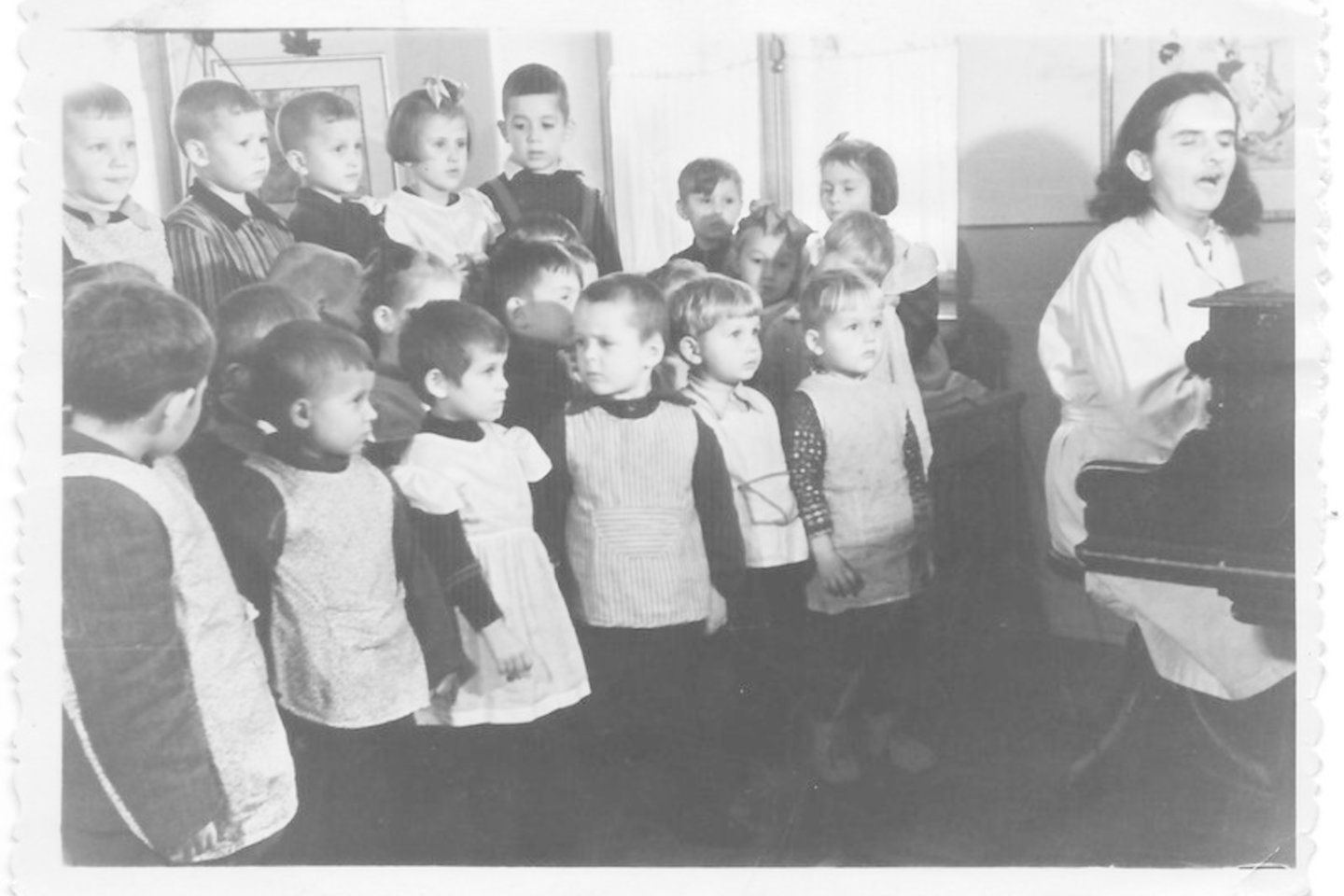 B.Grincevičiūtė dirba su vaikų darželio vaikais.<br>Nuotr. iš E.Jankutės archyvo