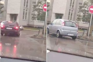 Vyras vairuotojus išvadino aklais ir įdavė policijai: kelio ženklas jiems nė motais