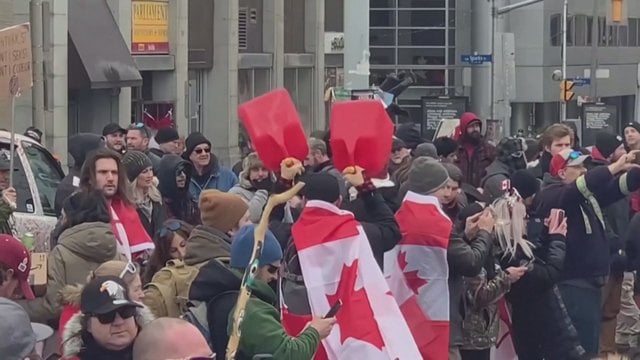 Kanadoje tęsiasi vilkikų vairuotojų protestai: šokiais ir skanduotėmis džiūgavo nusiuntę lyderiams žinią