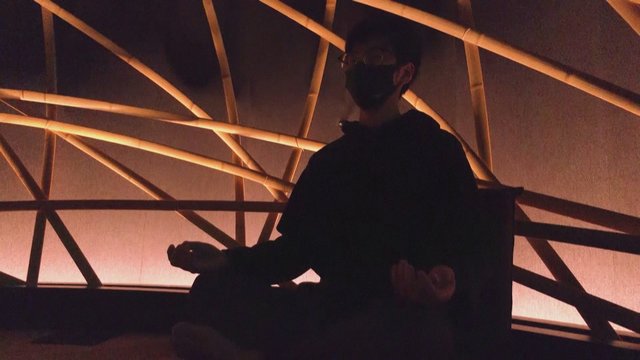 Išskirtinė meditacijos studija Japonijoje: kambariuose – fluorescencinės šviesos ir žvaigždėtos lubos