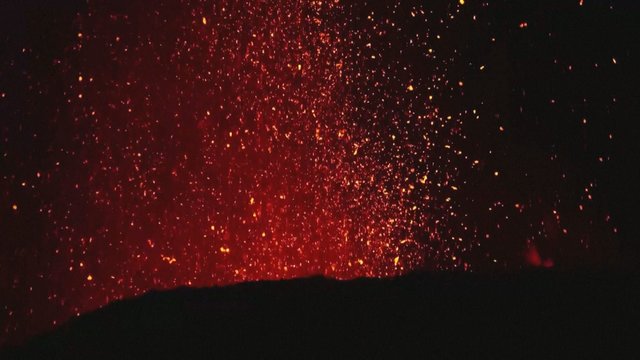 Išsiveržė didžiausias Europoje ugnikalnis: geologai ramina – lavos aktyvumas susilpnėjęs