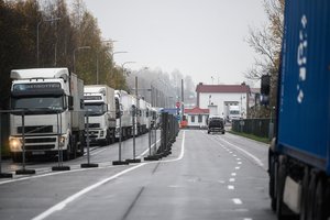 Baltarusijos pasienyje – kilometrinės vilkikų eilės: įstrigusiems vairuotojams tenka laukti savaitę