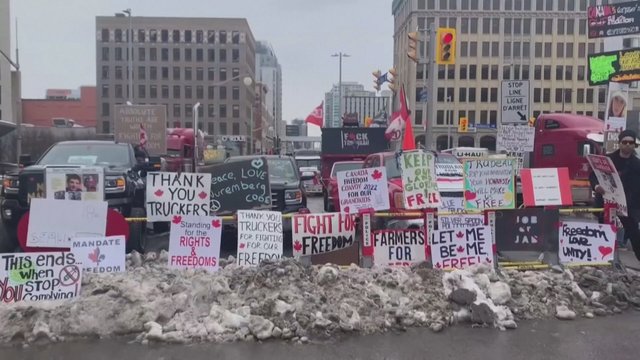 Sunkvežimių vairuotojų protestai plinta ir užsienyje: užblokuotas dar vienas JAV sienos kirtimo punktas
