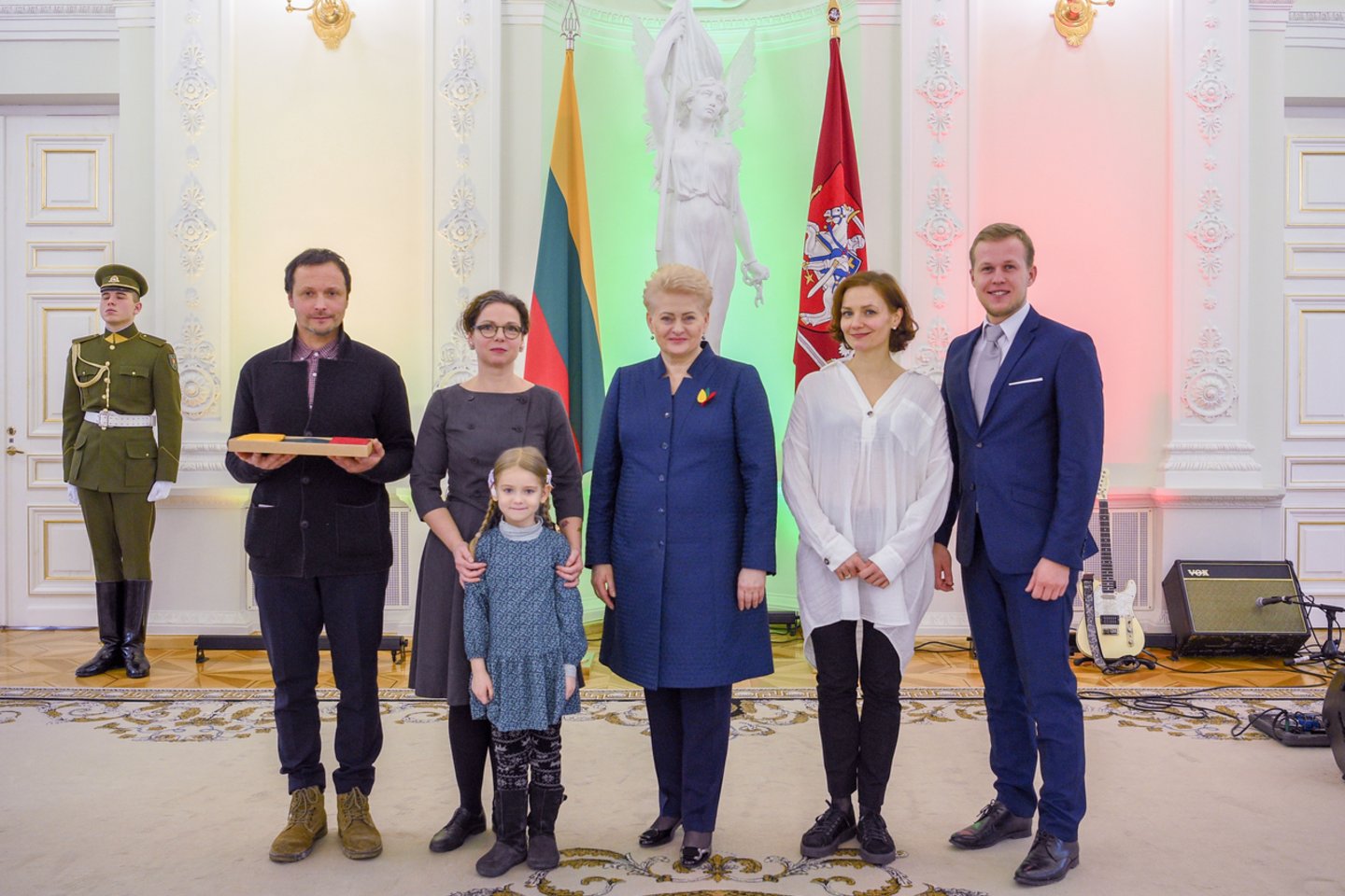 Projekto „Signatarai eina fotografuotis“ kūrėjams Prezidentūroje buvo iškilmingai įteikta Lietuvos valstybės trispalvė.