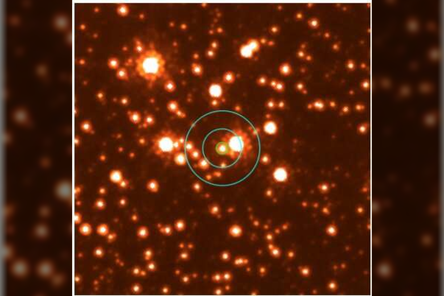  Tarptautinė tyrėjų komanda patvirtino, kad 2011 metais užfiksuotą mikrolęšiavimo įvykį sukėlė laisvai tarpžvaigždinėje erdvėje skriejanti juodoj skylė.<br> arXiv.org iliustr.