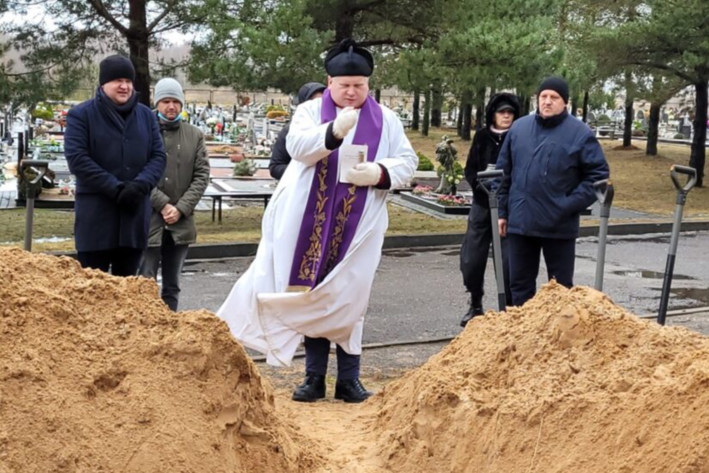 Palaikai atgulė į kunigo pašventintą duobę Daškonių kaimo kapinėse.<br>rinkosaikste.lt nuotr. 