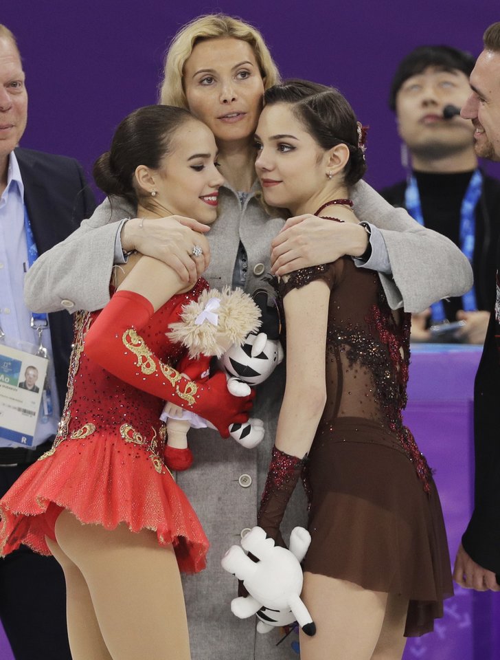  2018 metų Pjongčango olimpinės žaidynės – E.Tutberidzė glaudžia ant olimpinės pakylos užlipusias savo auklėtines: auksą iškovojusią A.Zagitovą (kairėje) ir sidabrą laimėjusią J.Medvedevą.<br> AP/Scanpix nuotr.