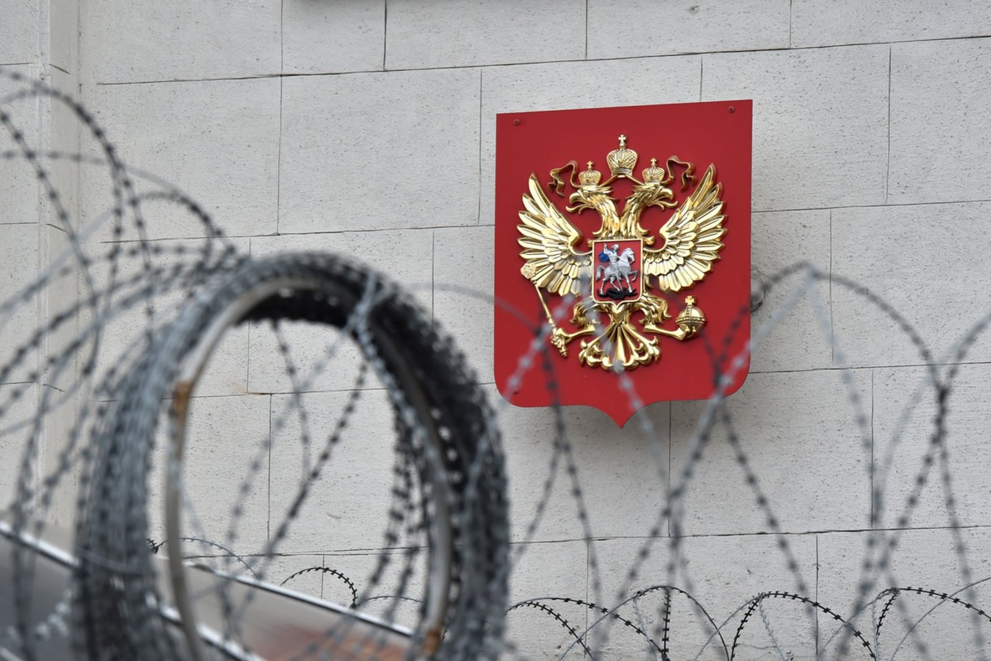Rusija šeštadienį pranešė išsiuntusi dalį savo diplomatinių darbuotojų iš Ukrainos.