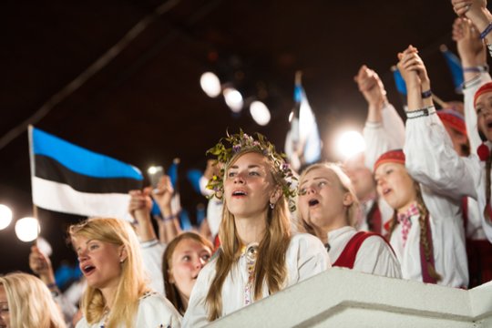 Holivude dainuojanti estų revoliucija aidi „Eurovizijos“ stiliumi: liaudies dainas pakeitė popmuzikos ritmai