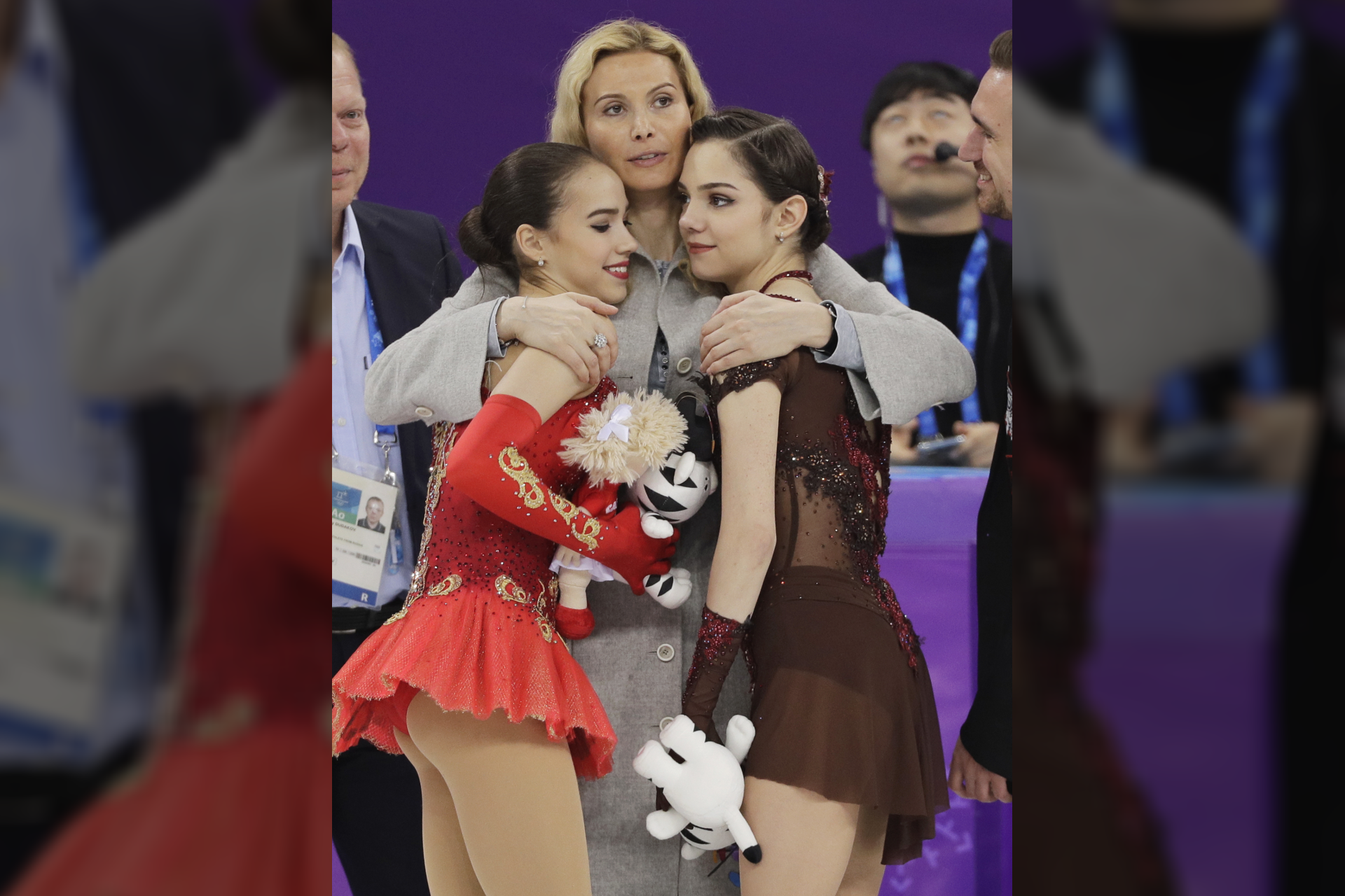  2018 metų Pjongčango olimpinės žaidynės – E.Tutberidzė glaudžia ant olimpinės pakylos užlipusias savo auklėtines: auksą iškovojusią A.Zagitovą (kairėje) ir sidabrą laimėjusią J.Medvedevą. AP/Scanpix nuotr.