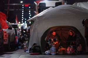 Kanados vilkikų vairuotojai ignoruoja nurodymą nutraukti protestą ant svarbaus tilto