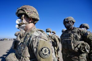 Pentagonas: JAV iš Ukrainos išveda beveik visus savo karius