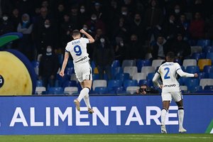 Įsibėgėjęs „Napoli“ vos neaplenkė pirmaujančių čempionų