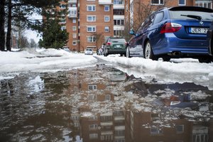 Asfaltą sprogdina svyruojanti oro temperatūra – didysis gatvių remontas laukia pavasarį