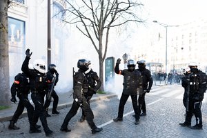 Paryžiaus policija „Laisvės vilkstinę“ stabdė ašarinėmis dujomis ir baudomis