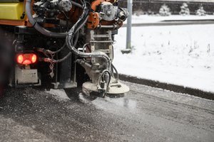 Gatvių tvarkytojai neužmiršo paplūdimio Lukiškių aikštėje – šaligatviai ir toliau uoliai barstomi smėliu