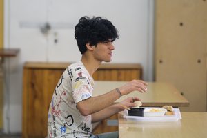 Dalis migrantų Kybartuose ir toliau atsisako valgyti, VSAT situaciją vadina stabilia