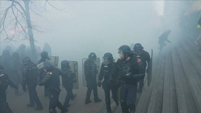 „Laisvės vilkstinės“ protestai Paryžiuje įgauna pagreitį: gyventojus pareigūnams teko stabdyti ašarinėmis dujomis