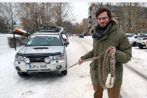 Kaunietis be atlygio skuba į pagalbą kelyje įstrigusiems  vairuotojams: „Padedu dėl to, kad tikiu gerumo grandine“