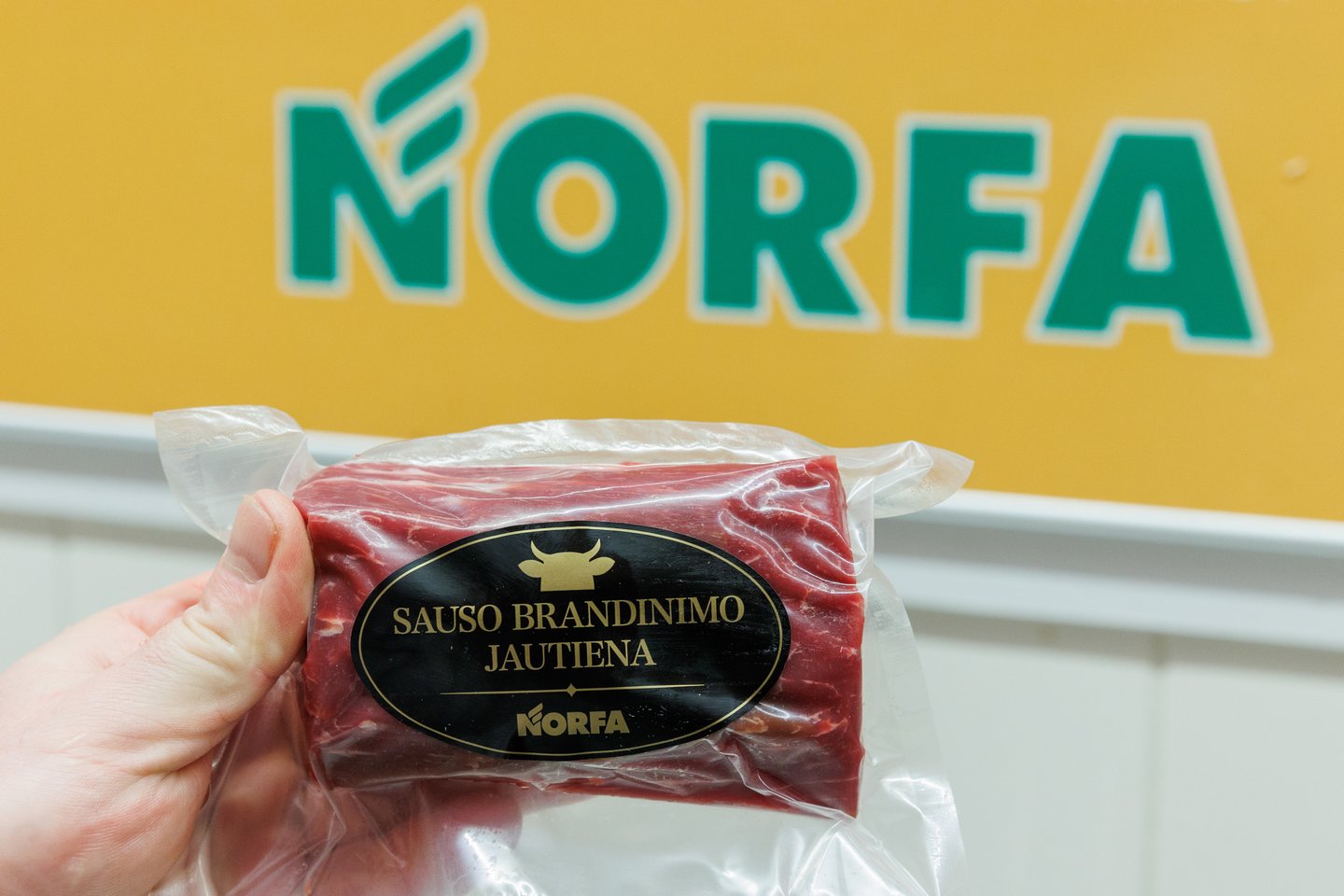 Pirmoji jautienos brandinimo spinta buvo pastatyta parduotuvėje „N bazė“ Vilniuje, o šiuo metu jos stovi net 37 „Norfos“ parduotuvėse. Kepsniai iš šios mėsos pastaruoju metu tapo populiarūs.<br>T.Bauro nuotr.