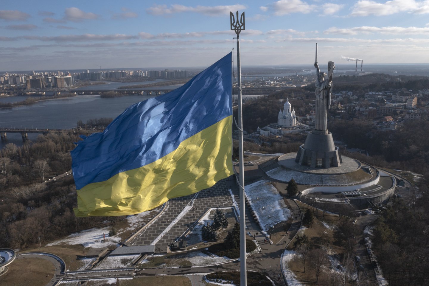 Ukrainos vėliava Kijeve.<br>AP/Scanpix asociatyvi nuotr.