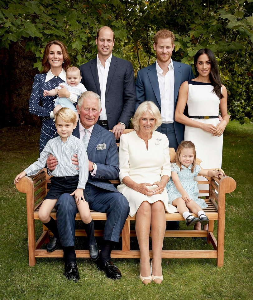  Princas Williamas su atžalomis, Charlesas su Camilla ir princas Harry su Meghan Markle. <br> Scnapix/AFP nuotr.