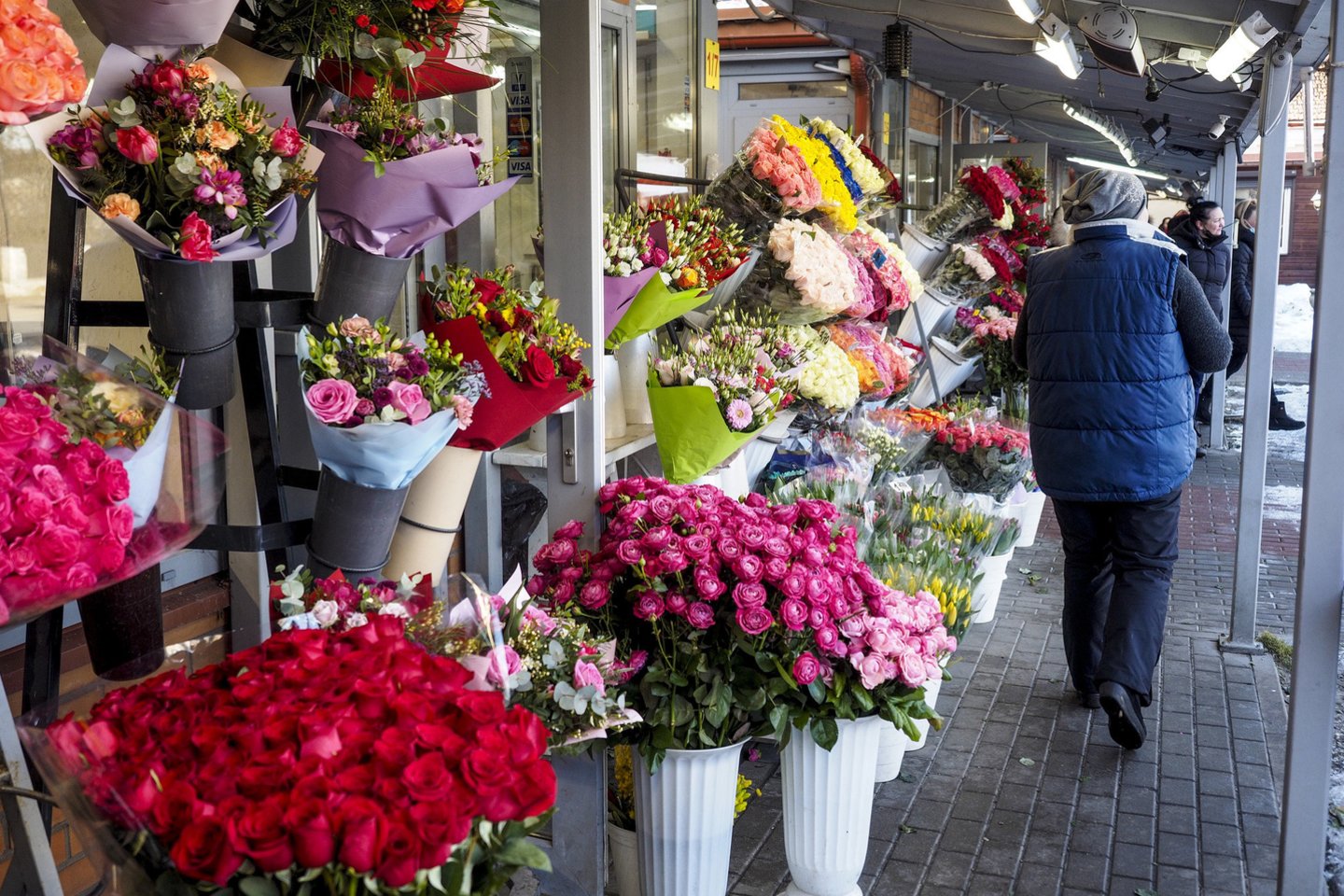 Nuo pat ryto didžiulis šurmulys pasitiko ir Konarskio gėlių turgelyje Vilniuje.<br>V.Ščiavinsko nuotr.