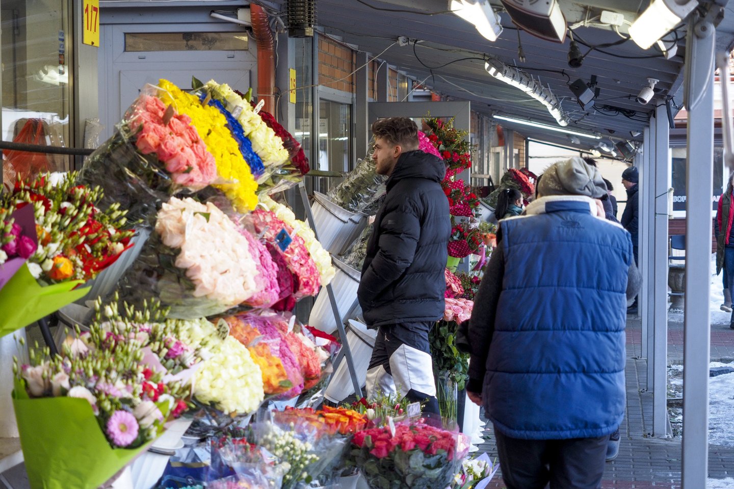 Nuo pat ryto didžiulis šurmulys pasitiko ir Konarskio gėlių turgelyje Vilniuje.<br>V.Ščiavinsko nuotr.