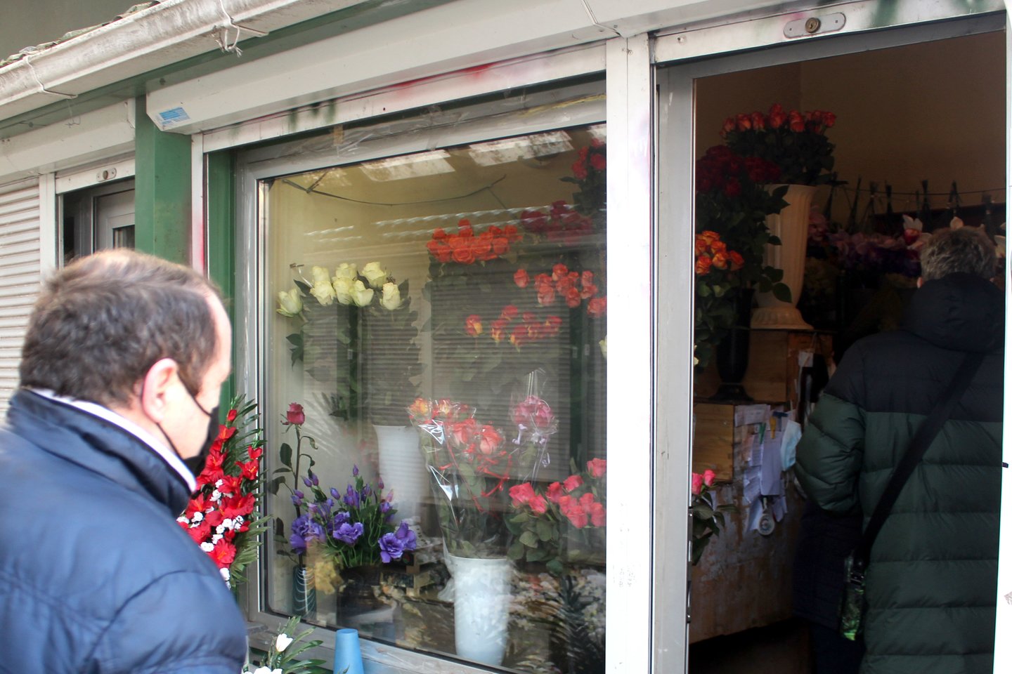 Gėlių pardavėjų lauke prie centrinės Šiaulių turgavietės pirmadienį prieš vidurdienį neteko regėti nė vieno.<br> R.Vitkaus nuotr.