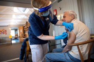 Daug dėmesio dėl pandemijos valdymo taktikos sulaukianti šalis apsisprendė: skirs ketvirtą skiepo dozę