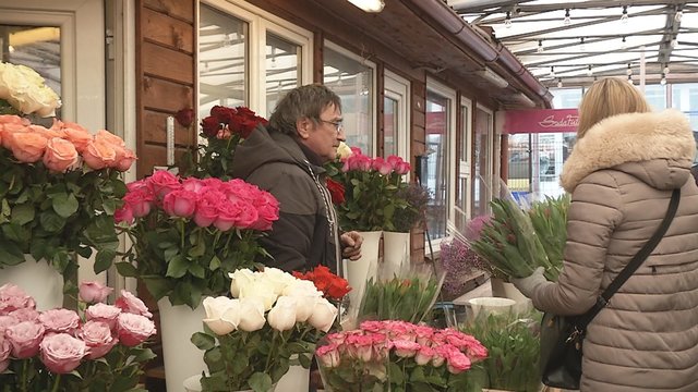 Socialiniuose tinkluose išpopuliarėjęs gėlių pardavėjas Kęstas tikina: žmonės renkasi nuo ryto