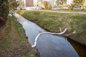 Žagienio upeliu plaukia naftos produktai: teršalų šaltinis kol kas nėra žinomas
