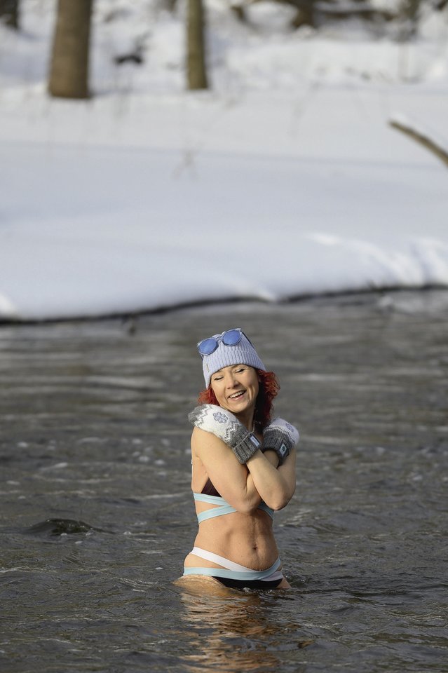 Lediniame Vilnios vandenyje aktorė Redita Dominaitytė maudosi jau trečia žiema. Ji patyrė, kad tokios maudynės – puikus antidepresantas.<br> V.Skaraičio nuotr.