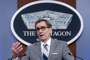 Pentagonas: savaitgalį Rusija toliau stiprino pajėgas prie sienos su Ukraina