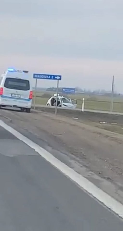  Tragiškas susidūrimas Radviliškio r.: žuvo moteris, dar 3 žmonės buvo sužaloti.<br> Facebook/Pagalba vairuotojams Šiauliuose/Vytautės M. nuotr.