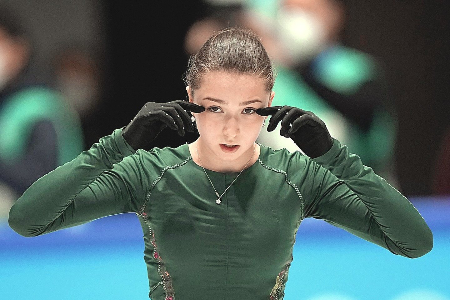 Rusijos čiuožėja Kamila Valijeva (nuotr.), kurios organizme rasta draudžiamos medžiagos, gali toliau varžytis Pekino žiemos olimpiadoje.<br>AFP/Scanpix.com nuotr.